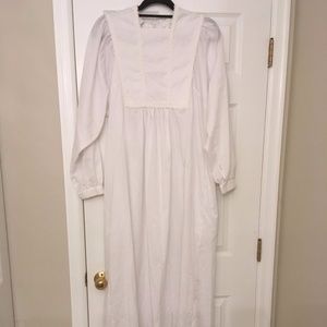 White Cotton/poly Dressing Gown